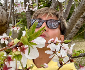 「この場所、潜りたくなる…」木村拓哉、桜の下で見せた渋すぎる春ショットに反響