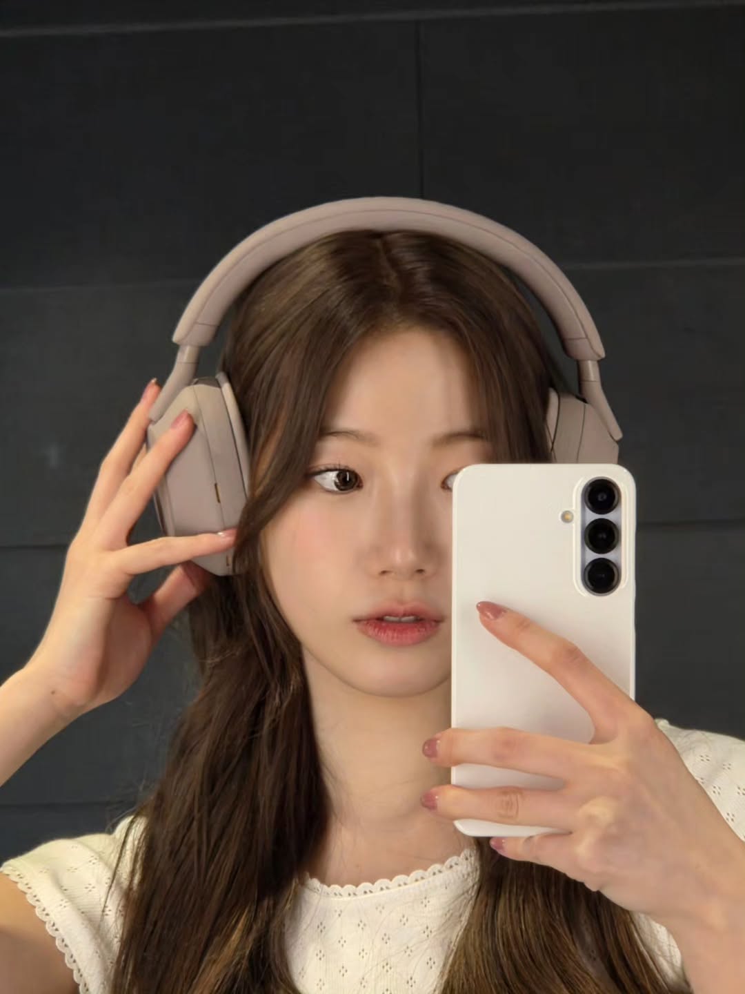 LE SSERAFIM・カズハ「必須！」SONYとのコラボイヤホンをスタイリッシュに装着。メンバー同時投稿でも話題