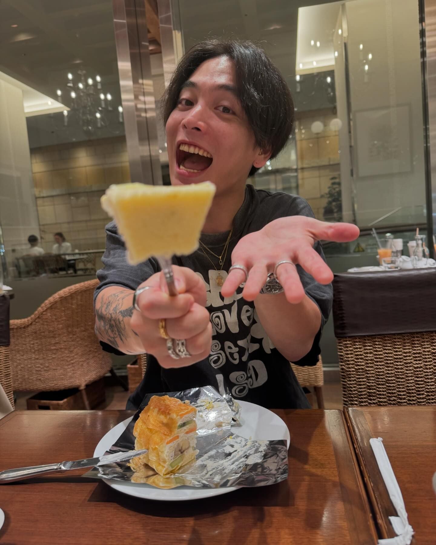 「こんな愛嬌たっぷりの彼氏ならかわいいやろな」大人気アーティストの写真が話題に