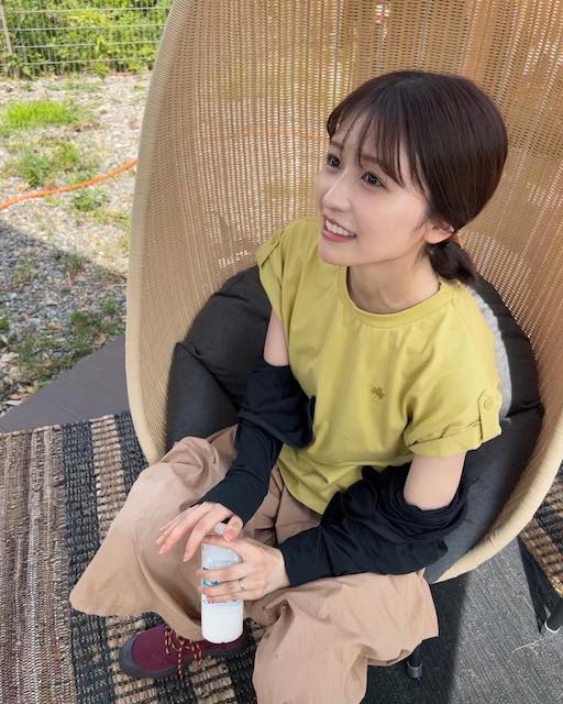 長濱ねるがお茶目な一面をチラ見せ！炎天下の撮影でしっかり水分補給
