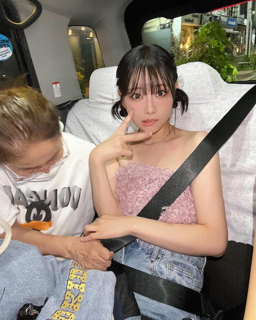 重盛さと美　へそ出し&肩出しで夜遊び✨✨　「人形見てるみたいだぁ👀」