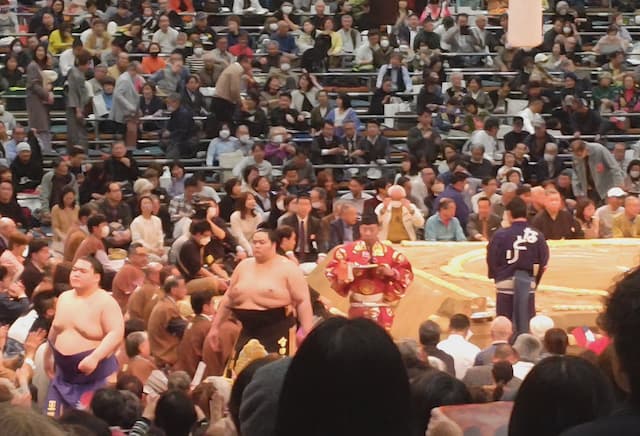 ミルクボーイ・内海が大好きな相撲を観戦！「良い角度から応援させていただく！」