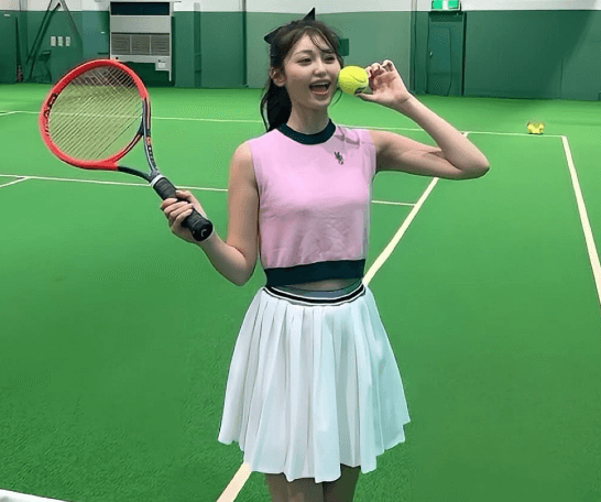 「めっちゃかわいいやん」スポーツ美女子、キュートと絶賛の”美麗・テニスウェアショット”を公開！「テニスサークル部に入部します」