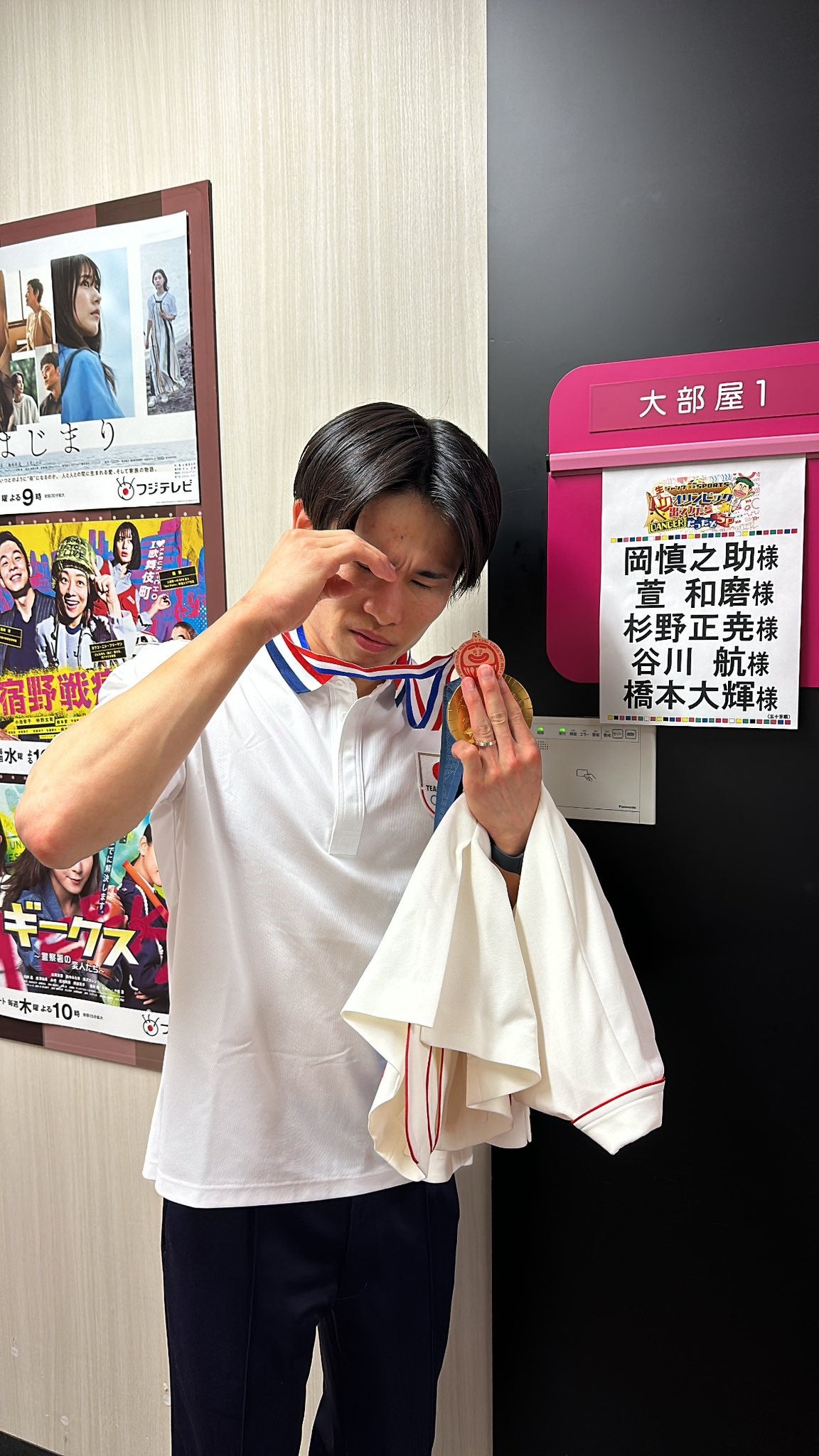 ”失敗しない男”がまさかの失敗？！生放送中に金メダル落とすアクシデントが話題に