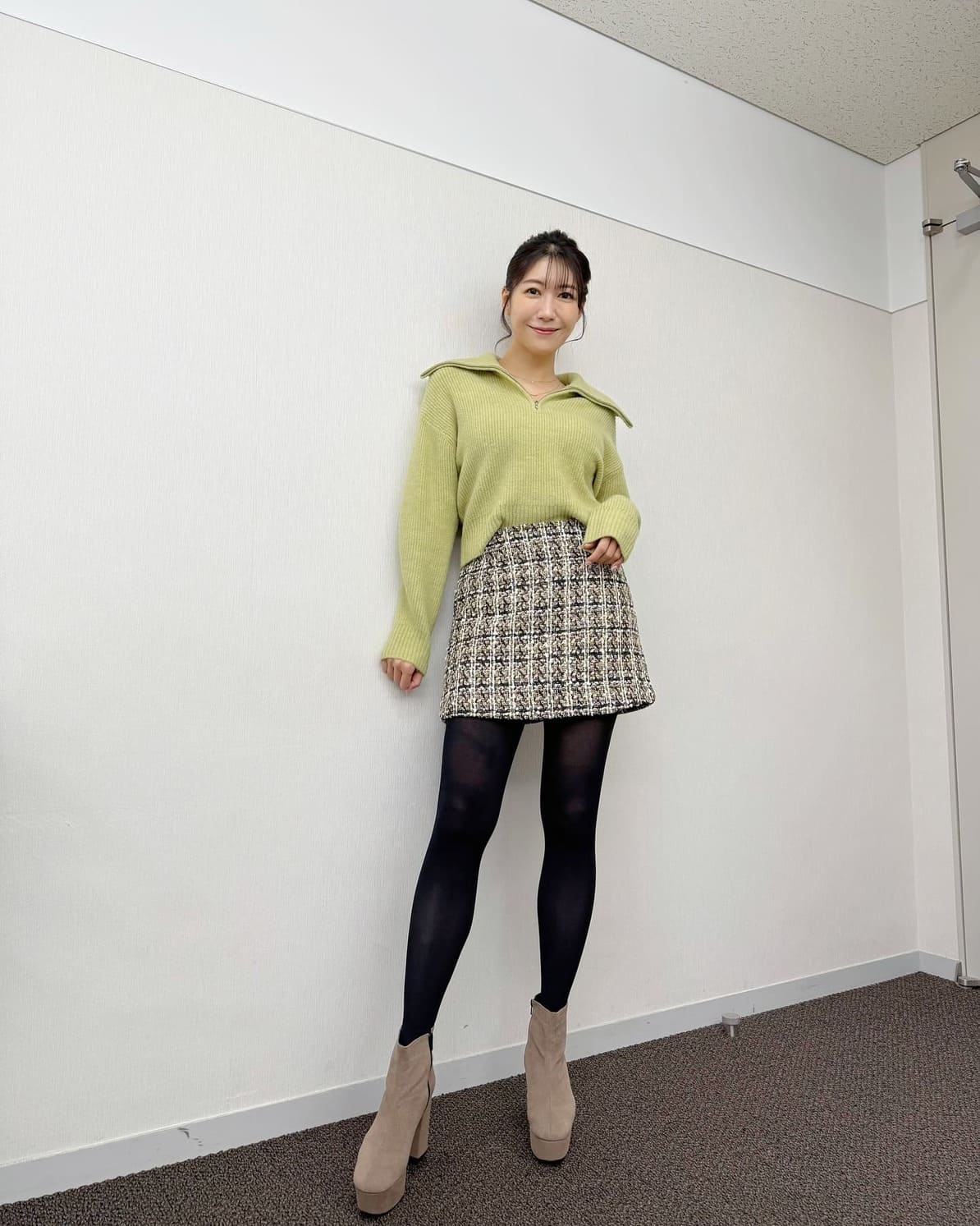 “美魔女気象予報士”穂川果音　ミニスカ＆黒タイツ姿に「足が長すぎ」