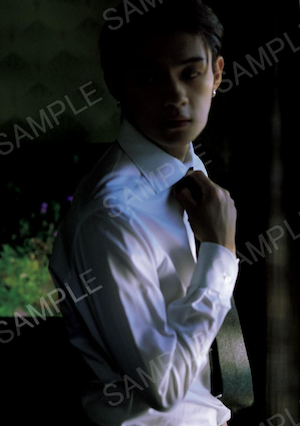 「白シャツネクタイは、反則」歌手兼俳優のパネル展が開催決定！！