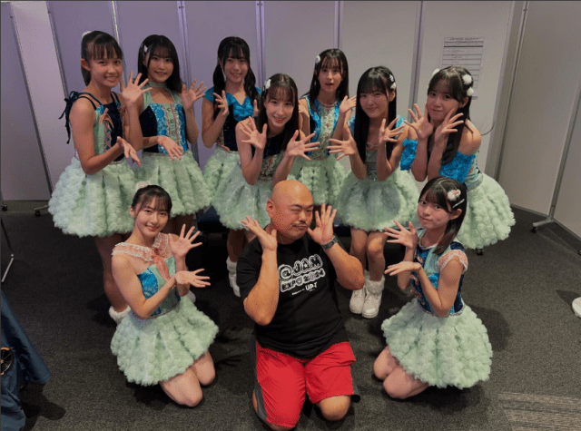 「両手に花どころか…」クロちゃん、アイドルに囲まれてご満悦⁉