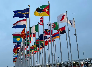 「この数、圧巻すぎる…！」RIKACO、万博に参戦で大量に並べられたトランクケースを投稿