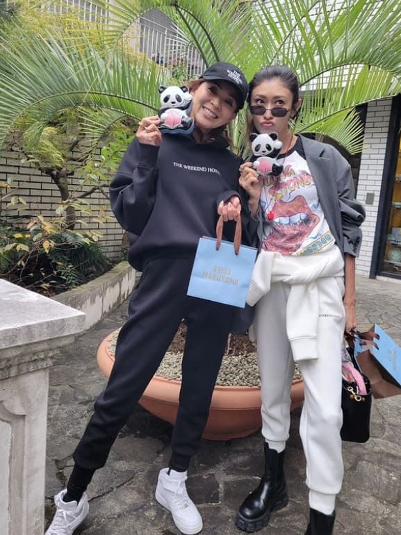 有名モデル〇〇がスタイル抜群スウェット姿を披露！打ち合わせもハイセンス！