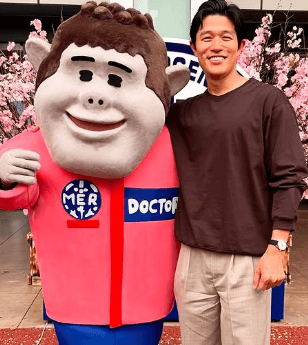 鈴木亮平、アニメ版のキタミチーフと熱い握手を交わす！