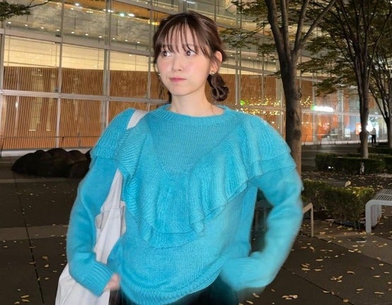 田中碧と交際中の鈴木愛理、サムライブルーカラーの私服公開に「アオ、最高にお似合いです😍」