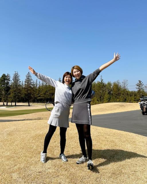 狩野舞子が潮田玲子とのゴルフウェア2Sをファンに披露