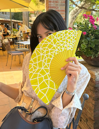 センスのある扇子に隠れた世界的アーティストは一体誰？