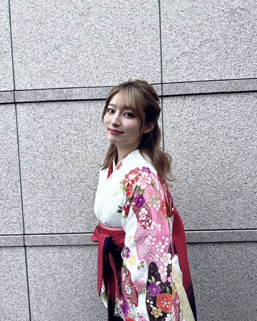 女優・吉川愛が『着物×袴』姿でハイジャンプ！可愛すぎるハツラツ笑顔でファン魅了