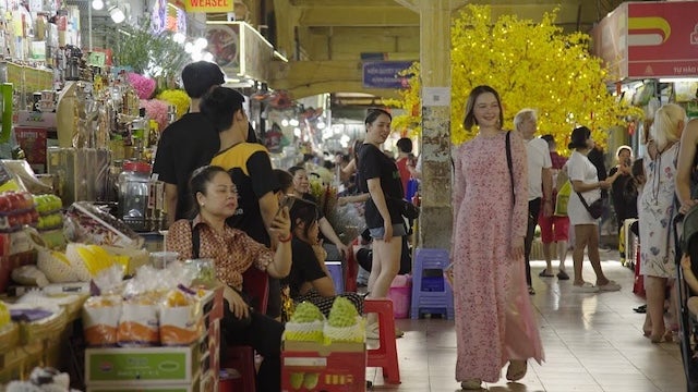 玉城ティナがベトナムを訪問！伝統衣装姿が魅力的すぎると話題に