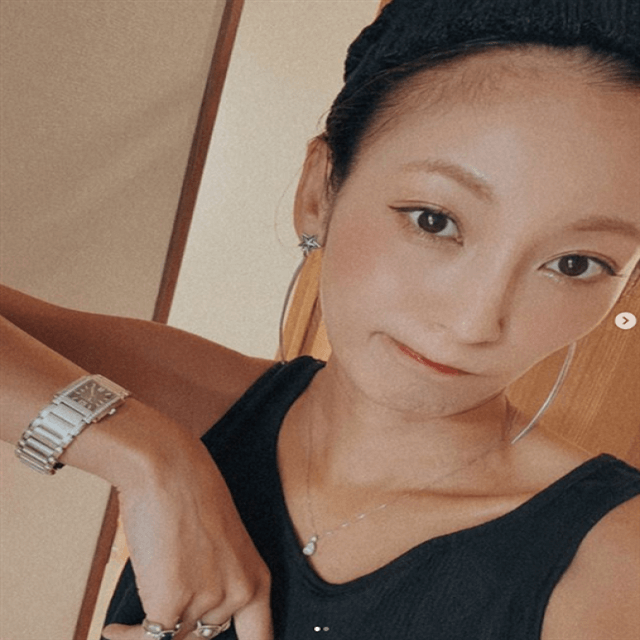 西山茉希が新学期開始に先駆け気合い注入！ヘアバンド＋タンクトップ姿のラフなフォト公開