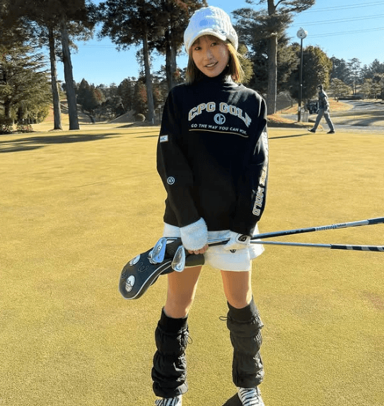 「良き？ どうかな？」美女ゴルファー、新シューズお披露目の”ギャル風ショット”に反響！「可愛すぎてビビる」「何という可愛さなのだ」