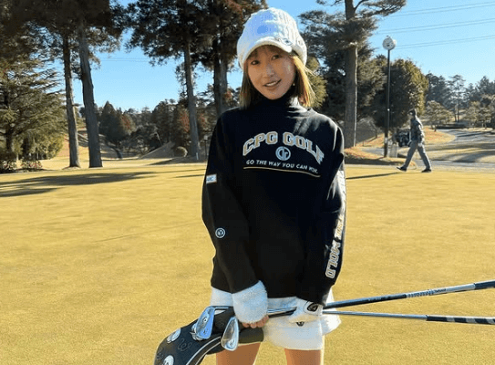 「良き？ どうかな？」美女ゴルファー、新シューズお披露目の”ギャル風ショット”に反響！「可愛すぎてビビる」「何という可愛さなのだ」