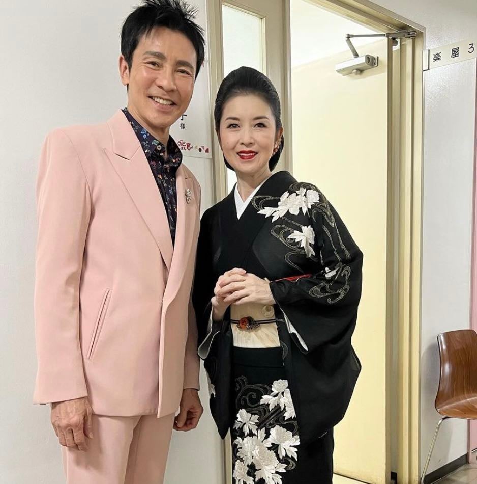 藤あや子が郷ひろみとのツーショットを公開