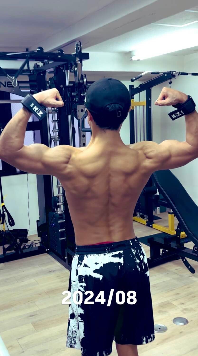 「背中が鬼の顔みたい」筋トレで激変したあの芸人の背中が凄すぎると話題に