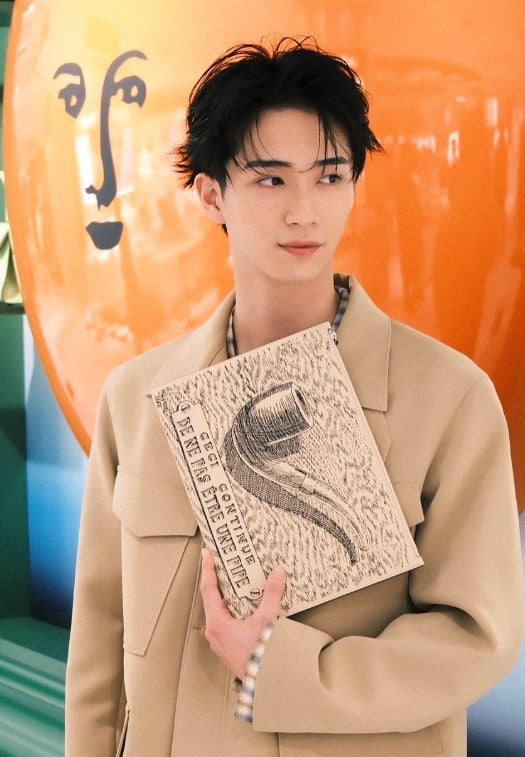 「何頭身？？」「かっこよすぎて地球が壊れる」ブレイク待ったなしの若手俳優、ビジュ爆発の最新ショットが話題に