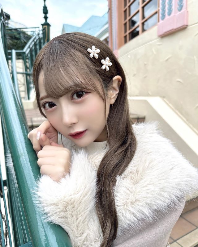 谷崎早耶、あまあまなモコモコのコートを着こなした姿が「彼女すぎる」とファン絶賛💞