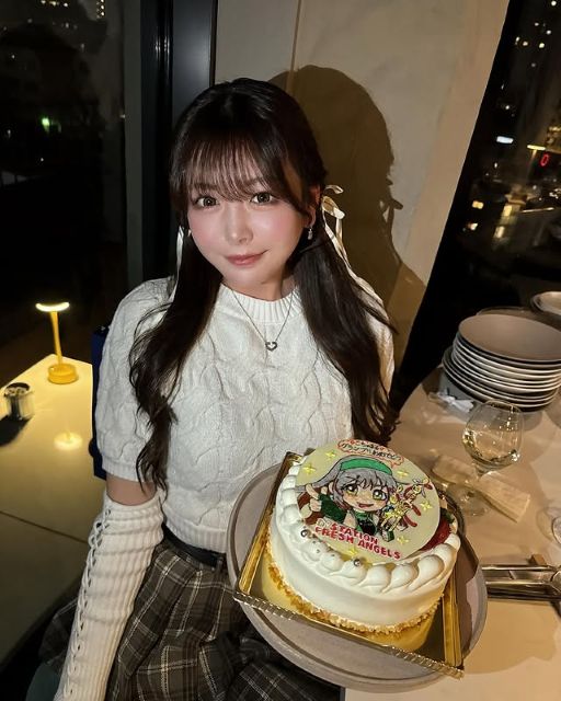 水瀬琴音、バースデーサプライズに大喜び！似顔絵ケーキが可愛すぎると話題に