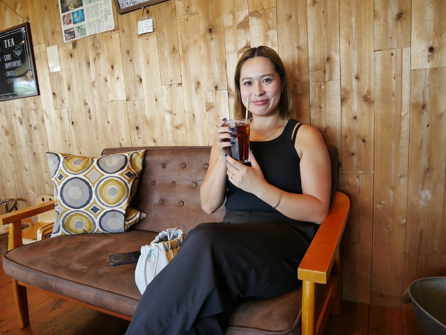 女子やり投げ・武本紗栄、ノースリーブでアイスコーヒー堪能