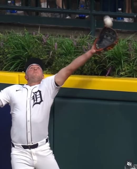 タイガースのケリー・カーペンター、カブス鈴木誠也の強烈な打球をナイスキャッチ！