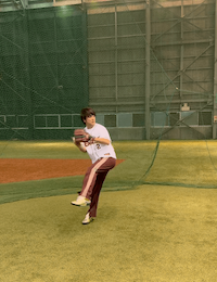 キャッチャーミットつけて始球式する元名門球児タレントが話題に！