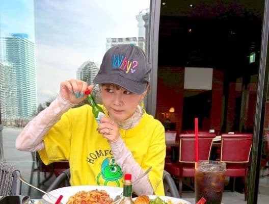 「似てる上手」新垣里沙、母とランチでお出かけ！お気に入りのマイクTシャツを着用して顔真似を披露？！