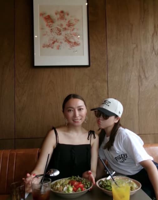 鈴木奈々が加藤綾菜とおしゃれなカフェショットを投稿