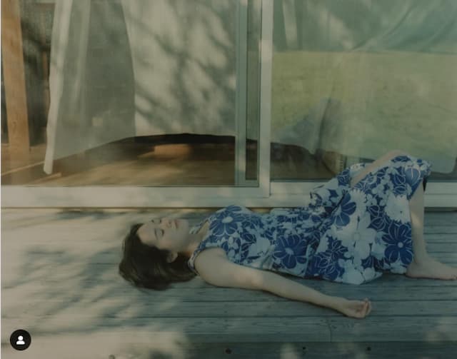 筧美和子が写真展開催を告知