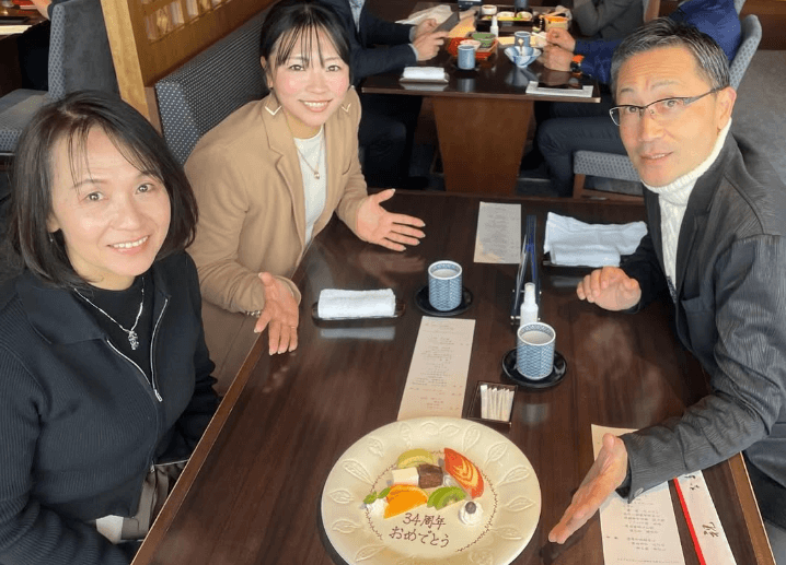 「お邪魔虫しました」プロテニス美女、両親の結婚34周年を祝福！”ダンディズムな父のビジュ＆美人ママ”にファン驚愕「相変わらずパパイケイケや」