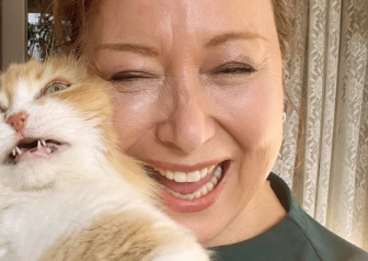 「ビビアンが見守る中で…」キャシー中島、愛猫との朝時間に癒されるファン続出！