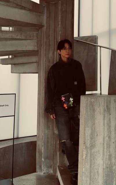 「メガネ慶ちゃん最高」「オシャレな写真」NEWS・小山慶一郎の最新ショットにファン大興奮！