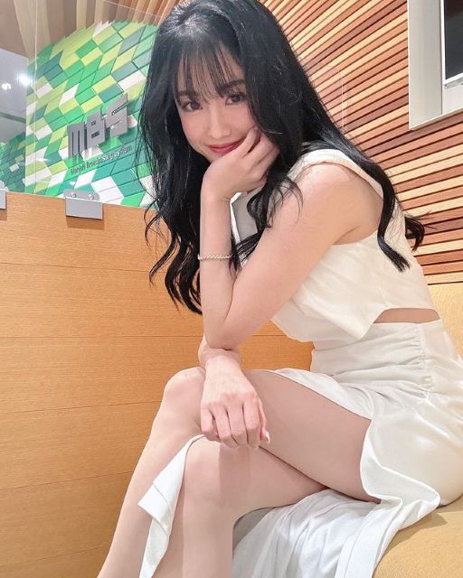 「12月とは思えない装い」吉本坂46メンバーの美人新喜劇女優が大胆スリット美脚披露にファン悶絶⁉