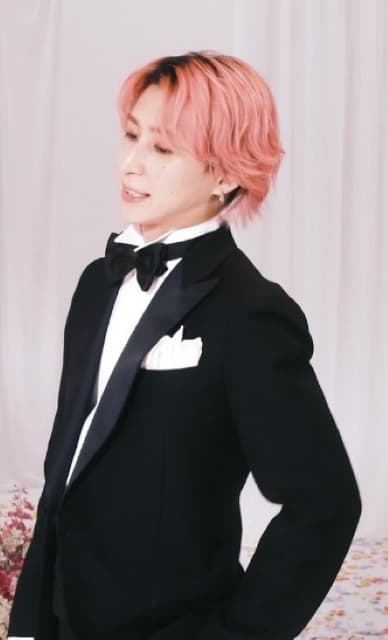 「二枚目やば」「あざとい警察」 Snow Man・佐久間大介の最新ショットにファン大興奮！