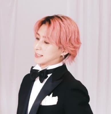 「二枚目やば」「あざとい警察」 Snow Man・佐久間大介の最新ショットにファン大興奮！