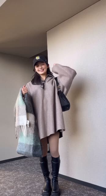 浅野杏奈がこだわりの“ラグビー観戦コーデ”を披露！美脚を見せつける