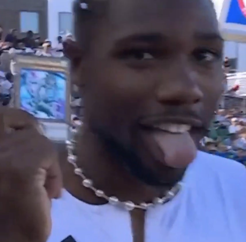 レース前に脇腹から遊戯王カード！？ファン興奮の「世界最速のオタク」