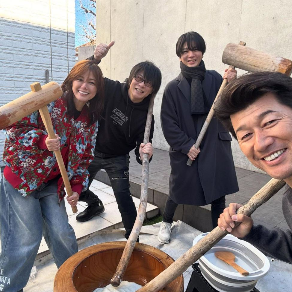 豪華メンバー集結…三浦大輔の餅つきショットが話題