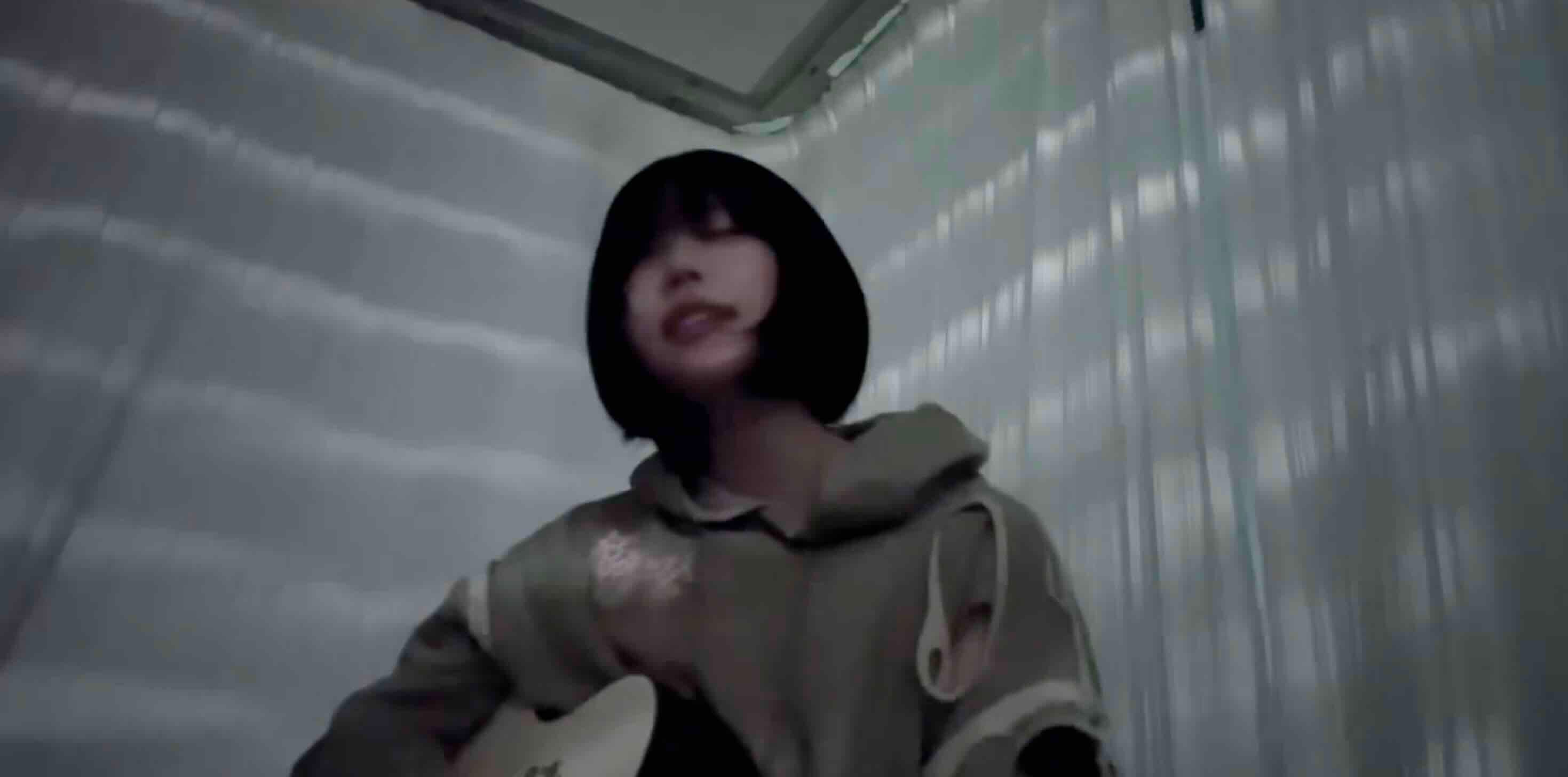 あの、自身の曲をギター片手に弾き語る「涙止まらない」