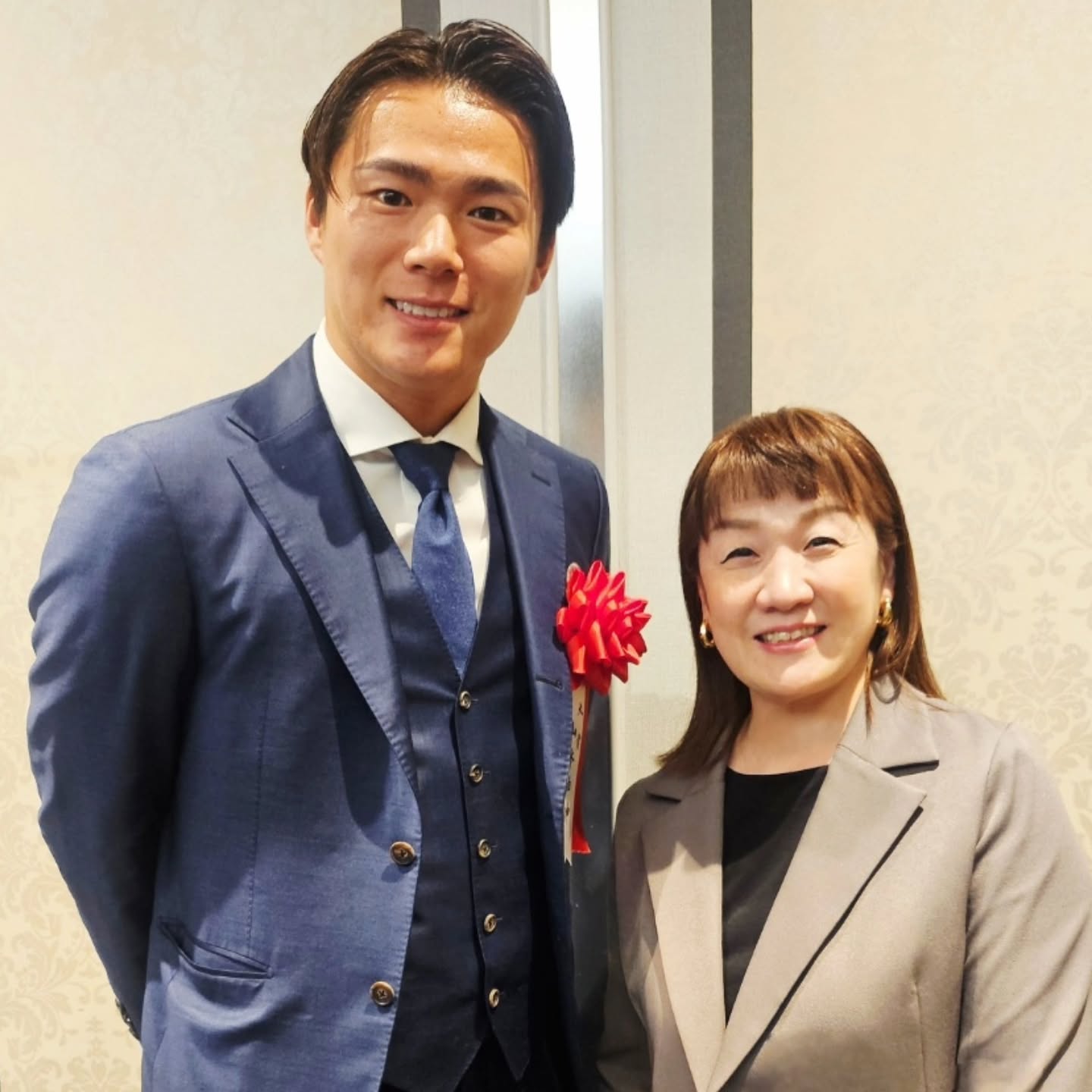 貫禄と柔和さ…谷亮子が語る山本由伸の素顔と授賞式ツーショット