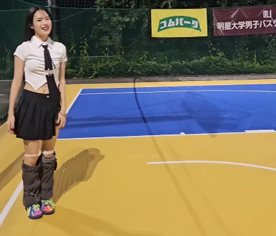 「とっても可愛いね！」バスケ美女子、ミニスカネクタイコスで”クールビューティーシュート”を決める！「カッコかわいいです」