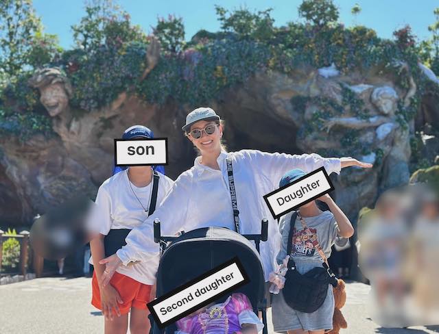 庄司・ミキティーファミリーが家族写真を公開　ディズニーで息子はお疲れの様子？