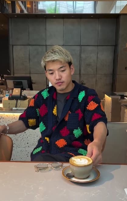 「お髭にオフ感が出てていいですね」イケメンサッカー選手〇〇の休日ショットにファン大興奮！