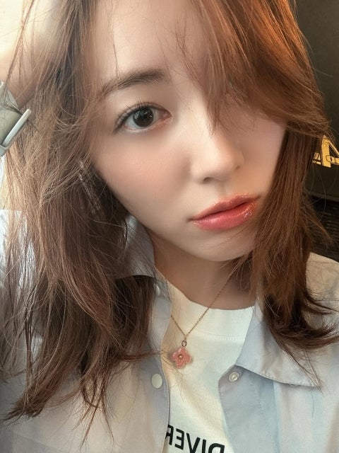 松井珠理奈、花火大会に合わせた夏色メイクを披露。ブルー×ピンクで華やかに