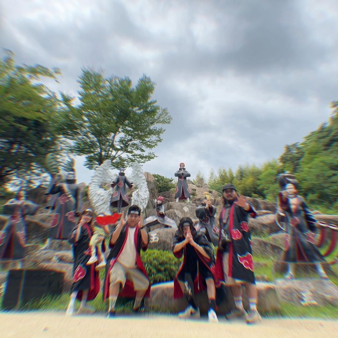 「背景ナルトなのに曲ハガレンなのおもろw」大人気YouTuberの家族旅行写真が話題に