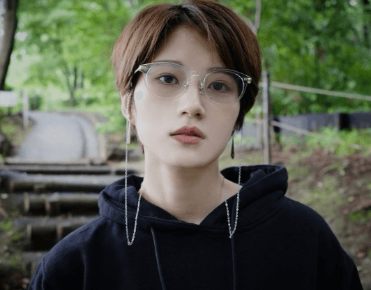 撮影者は元乃木坂46の人気メンバー、若月佑美の最新ショットが話題